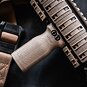 Přední vertikální rukojeť Magpul RVG Rail Vertical Grip polymer - FDE